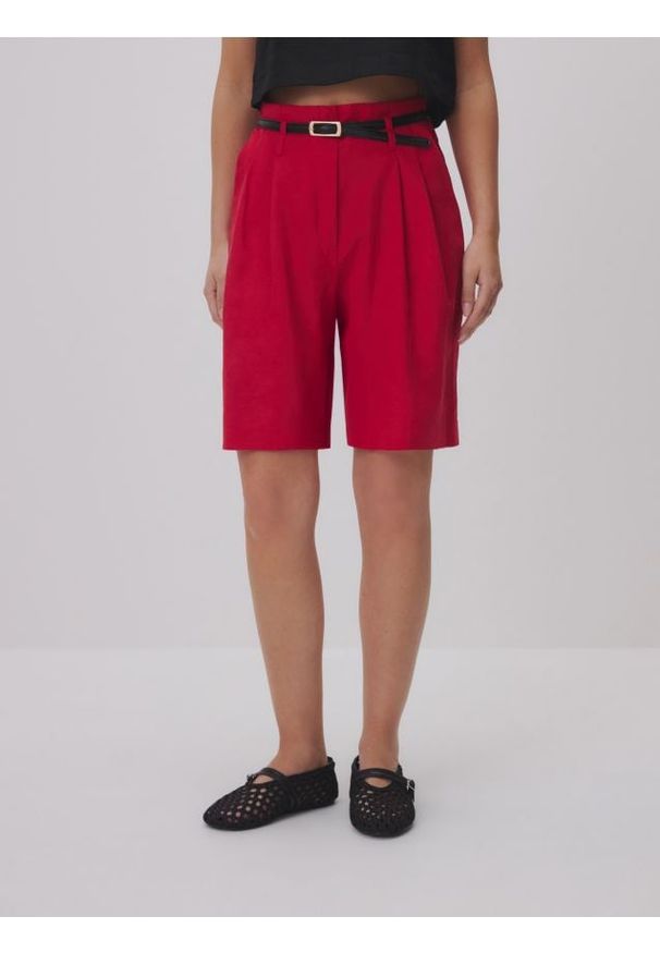 Reserved - Szorty z paskiem - czerwony. Kolor: czerwony. Materiał: tkanina, bawełna, len, wiskoza