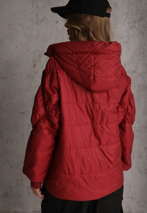 Renee - Czerwona Pikowana Kurtka Puffer z Kapturem Ozdobiona Napisami Orellana. Okazja: na co dzień. Typ kołnierza: kaptur. Kolor: czerwony. Materiał: poliester, jeans. Wzór: aplikacja, napisy. Sezon: wiosna. Styl: casual