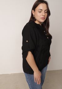 Born2be - Czarna Bluzka Ozdobiona Guzikami i Haftowanymi Kwiatami Delmana. Okazja: na co dzień. Kolekcja: plus size. Kolor: czarny. Materiał: materiał, tkanina. Wzór: aplikacja, kwiaty, haft. Sezon: lato. Styl: klasyczny, casual #6