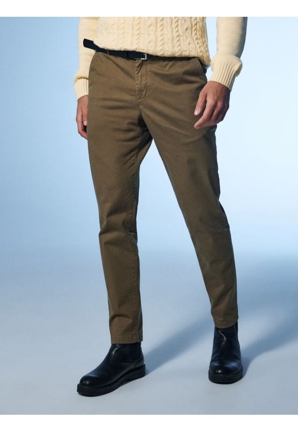 Sinsay - Eleganckie spodnie chino z paskiem - brązowy. Kolor: brązowy. Styl: elegancki