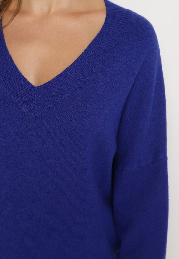 Born2be - Granatowy Sweter z Dekoltem w V z Domieszką Kaszmiru Mariara. Okazja: na co dzień. Typ kołnierza: dekolt w kształcie V. Kolor: niebieski. Materiał: kaszmir. Wzór: bez wzorów. Styl: casual