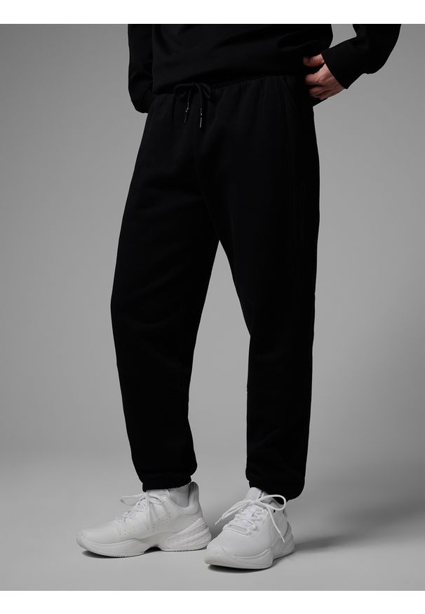 4f - 4F Spodnie dresowe joggery męskie 4F x Robert Lewandowski - czarne XL. Kolor: czarny. Materiał: dresówka. Wzór: nadruk