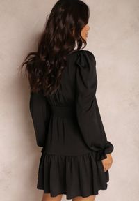 Renee - Czarna Sukienka Taliowana z Falbanami Casserona. Kolor: czarny. Materiał: tkanina. Wzór: jednolity, gładki