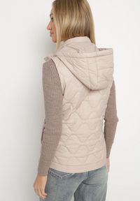 Born2be - Ciemnobeżowa Kamizelka z Odpinanym Kapturem Ozdobiona Pikowaniem Cirisse. Okazja: na spacer, na co dzień. Kolor: beżowy. Materiał: jeans. Wzór: aplikacja. Styl: casual, elegancki, klasyczny #5