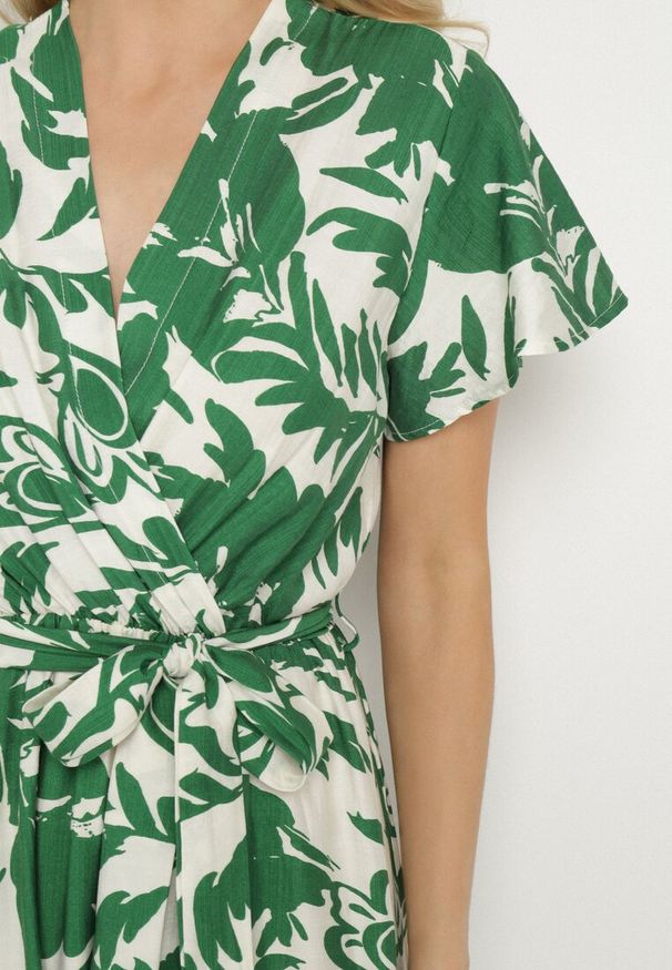 Born2be - Zielona Sukienka z Wiskozy o Kopertowym Kroju z Wiązanym Paskiem Perriana. Okazja: na co dzień. Typ kołnierza: dekolt w kształcie V. Kolor: zielony. Materiał: wiskoza. Długość rękawa: krótki rękaw. Sezon: wiosna, lato. Typ sukienki: kopertowe. Styl: casual, elegancki