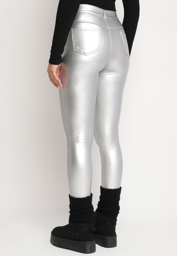 Born2be - Srebrne Dopasowane Spodnie z Imitacji Skóry Viremi. Okazja: na co dzień. Stan: podwyższony. Kolor: srebrny. Materiał: skóra. Długość: do kostek. Sezon: zima. Styl: casual, elegancki, klasyczny