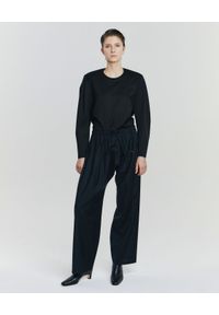ANIA KUCZYŃSKA - Wełniana bluzka z bufiastymi rękawami Bambu. Kolor: czarny. Materiał: wełna. Długość: długie. Sezon: lato. Styl: retro #1
