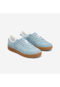 Decathlon - Sneakersy damskie Player 80. Okazja: na co dzień. Kolor: biały, szary, niebieski, wielokolorowy. Materiał: skóra, guma. Szerokość cholewki: normalna. Sport: tenis
