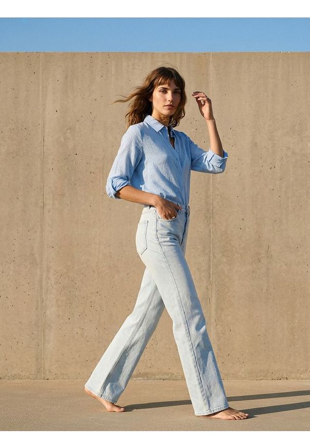 Sinsay - Jeansy flare z efektem sprania - niebieski. Kolor: niebieski