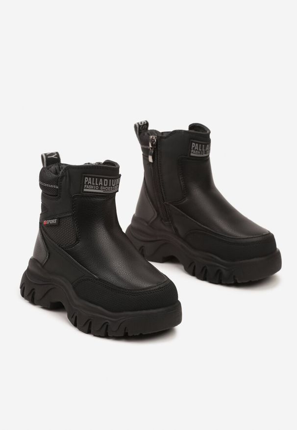 Born2be - Czarno-Szare Ocieplane Botki na Grubej Tłoczonej Podeszwie Vennora. Okazja: na uczelnię, na co dzień. Kolor: czarny. Materiał: jeans. Styl: casual