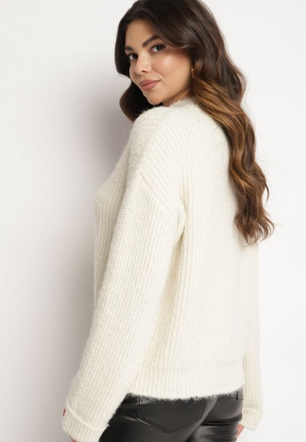 Born2be - Beżowy Sweter z Wełną Ozdobiony Sercem Tinnasja. Kolor: beżowy. Materiał: wełna. Wzór: aplikacja. Styl: elegancki, klasyczny
