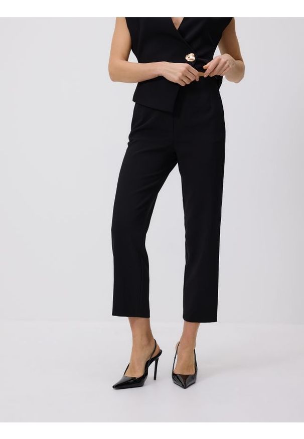 Reserved - Spodnie z zakładkami - czarny. Kolor: czarny. Materiał: wiskoza, tkanina
