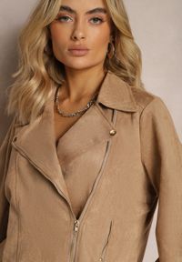 Renee - Brązowa Asymetryczna Kurtka Ramoneska z Imitacji Zamszu Kmiya. Kolekcja: plus size. Kolor: brązowy. Materiał: zamsz #4