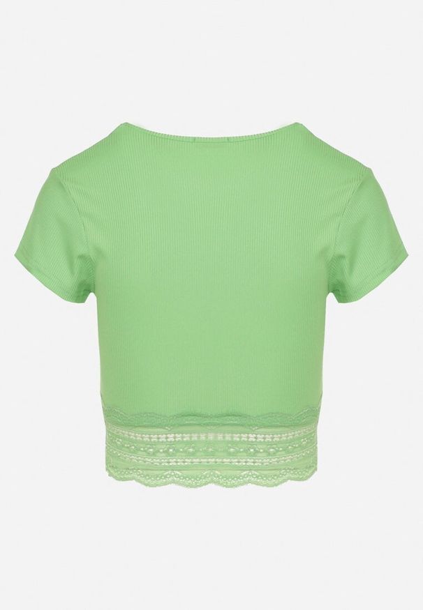 Born2be - Zielony T-shirt Top z Krótkim Rękawem z Dołem Ozdobionym Koronką Vavilla. Okazja: na co dzień. Kolor: zielony. Materiał: koronka. Długość rękawa: krótki rękaw. Długość: krótkie. Wzór: koronka, aplikacja. Styl: casual, elegancki