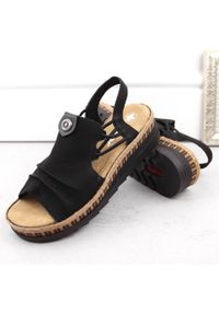 Komfortowe sandały damskie na koturnie wsuwane czarne Rieker V7972-00. Zapięcie: bez zapięcia. Kolor: czarny. Obcas: na koturnie #6