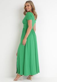 Born2be - Zielona Rozkloszowana Sukienka Maxi z Głębokim Dekoltem z Rozcięciem Wyla. Kolor: zielony. Długość rękawa: krótki rękaw. Sezon: wiosna, lato. Długość: maxi