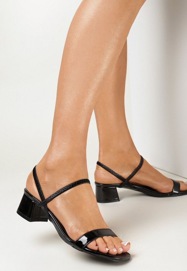 Born2be - Czarne Sandały na Niskim Słupku z Elastycznym Paskiem Stedite. Zapięcie: pasek. Kolor: czarny. Materiał: lakier. Sezon: wiosna, lato. Obcas: na słupku