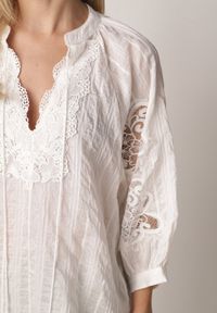 Born2be - Biała Rustykalna Bluzka z Tencelu Ozdobiona Wiązaniem Koronką i Koralikami Sachi. Okazja: na co dzień. Kolor: biały. Materiał: koronka. Długość rękawa: długi rękaw. Długość: długie. Wzór: aplikacja, koronka. Styl: casual #5