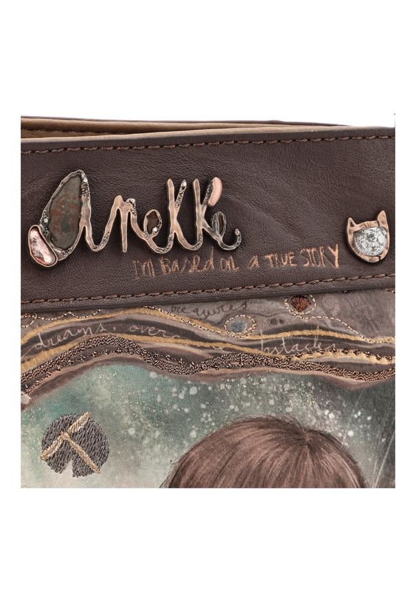 Brązowa Torebka Anekke Modna Listonoszka Damska Z Laleczką. Kolor: brązowy. Wzór: aplikacja. Materiał: skórzane, zdobione. Styl: elegancki, casual