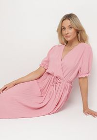 Born2be - Różowa Kopertowa Sukienka z Bawełną i Paskiem Ivellevia. Okazja: na co dzień. Typ kołnierza: dekolt w serek. Kolor: różowy. Materiał: bawełna. Długość rękawa: długi rękaw. Sezon: lato. Typ sukienki: kopertowe. Styl: elegancki, casual, klasyczny #2