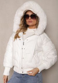 Renee - Biała Kurtka Pikowana z Kapturem Ściągaczami i Futrem Tarnea. Okazja: na co dzień. Typ kołnierza: kaptur. Kolor: biały. Materiał: futro. Styl: casual, elegancki