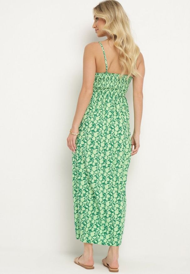 Born2be - Zielona Wiskozowa Sukienka z Kopertowym Dekoltem na Regulowanych Ramiączkach ze Ściągaczem Dimarla. Okazja: na co dzień, na randkę. Typ kołnierza: dekolt w kształcie V. Kolor: zielony. Materiał: wiskoza. Długość rękawa: na ramiączkach. Typ sukienki: kopertowe. Styl: casual, elegancki