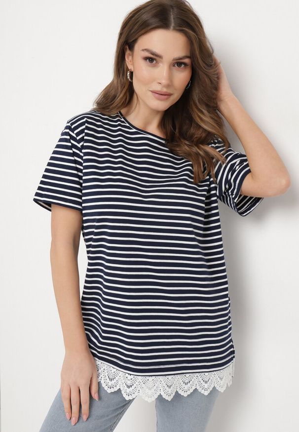 Born2be - Granatowy T-shirt Bawełniany w Paski z Ozdobną Koronką Priscaia. Okazja: na co dzień. Kolor: niebieski. Materiał: bawełna, koronka. Wzór: paski, koronka. Styl: casual, klasyczny, elegancki