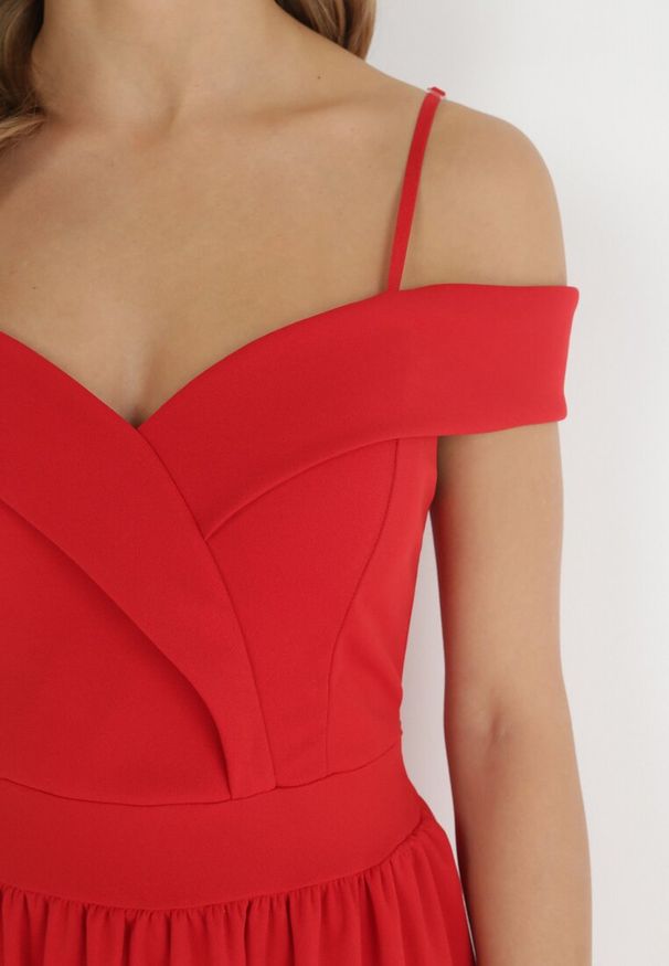 Born2be - Czerwona Rozkloszowana Sukienka na Ramiączkach Maxi Chilli. Kolor: czerwony. Długość rękawa: na ramiączkach. Długość: maxi