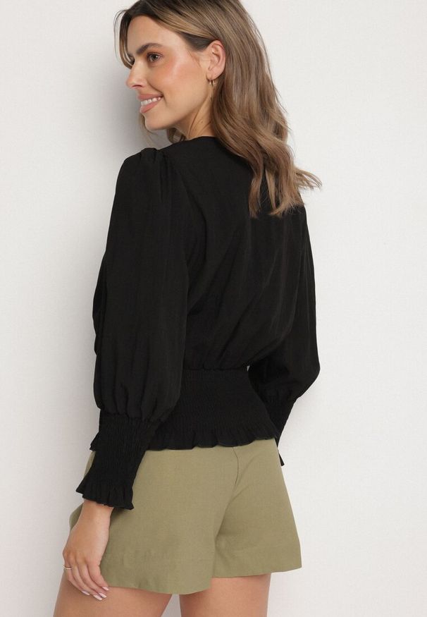 Born2be - Czarna Bluzka z Wiskozą i Ściągaczami Velio. Okazja: na spotkanie biznesowe, na co dzień. Kolor: czarny. Materiał: wiskoza. Styl: biznesowy, casual, elegancki