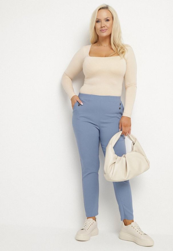 Born2be - Niebieskie Spodnie z Wiskozą i Ozdobnymi Guzikami Tenzina. Okazja: na co dzień. Kolekcja: plus size. Kolor: niebieski. Materiał: wiskoza. Sezon: lato. Styl: klasyczny, sportowy, casual, elegancki