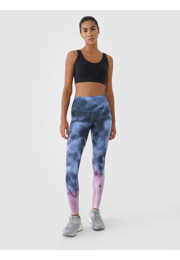 4f - 4F Legginsy treningowe z wysokim stanem damskie - multikolor S. Stan: podwyższony. Kolor: wielokolorowy. Materiał: dzianina, włókno, syntetyk, materiał, elastan. Wzór: gładki, nadruk, ze splotem. Sport: fitness