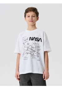 Sinsay - Bawełniana koszulka oversize z nadrukiem NASA - biały. Kolor: biały. Materiał: bawełna. Wzór: nadruk #1