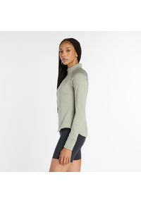 Bluza damska New Balance WT43200GSH – zielona. Kolor: zielony. Materiał: skóra, dresówka, poliester, materiał, tkanina. Wzór: aplikacja. Styl: sportowy #2