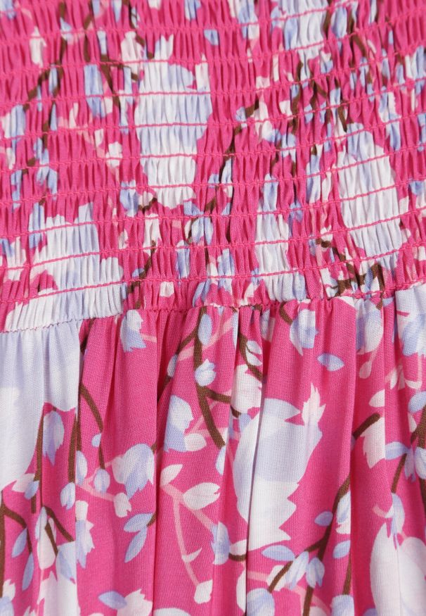 Born2be - Różowa Rozkloszowana Sukienka w Kwiaty z Marszczonym Dekoltem Disteria. Okazja: na co dzień. Kolor: różowy. Materiał: jeans. Wzór: kwiaty. Sezon: wiosna, lato. Styl: elegancki, vintage, casual