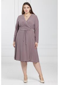 Moda Size Plus Iwanek - Beżowa zakładana sukienka Mirella XXL OVERSIZE. Okazja: na imprezę, na co dzień, na spacer. Kolor: beżowy. Materiał: wiskoza, elastan, tkanina, poliester. Typ sukienki: oversize. Styl: casual