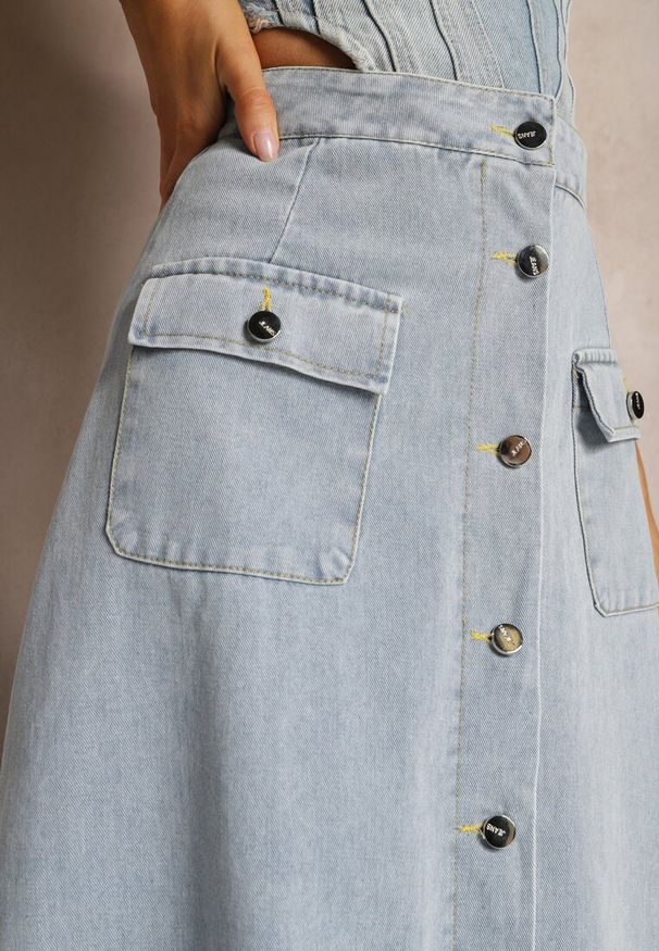 Renee - Jasnoniebieska Rozkloszowana Spódnica Jeansowa Maxi z Bawełny z Guzikami Brissa. Okazja: na co dzień. Kolor: niebieski. Materiał: bawełna, jeans. Wzór: aplikacja. Styl: casual