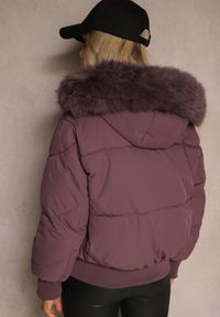 Renee - Fioletowa Kurtka z Pikowaniem i Szerokimi Ściągaczami Zdobiona Futrem przy Kapturze Inilora. Okazja: na co dzień. Kolor: fioletowy. Materiał: futro. Wzór: aplikacja. Styl: casual, elegancki #4