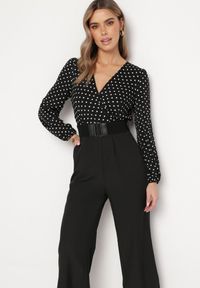 Born2be - Czarny Kombinezon z Paskiem i Kopertowym Dekoltem z Szeroką Nogawką Omera. Okazja: na co dzień. Kolor: czarny. Styl: casual #7