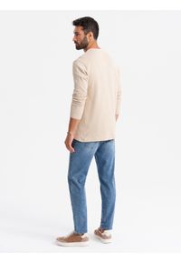 Ombre Clothing - Męskie jeansowe spodnie CARROT FIT z delikatnymi przetarciami – niebieskie V1. Okazja: na co dzień. Kolor: niebieski. Materiał: jeans. Wzór: aplikacja. Styl: casual #2