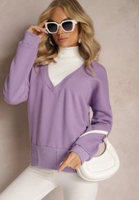 Renee - Jasnofioletowa Bawełniana Bluza z Trójkątnym Dekoltem Hydralia. Typ kołnierza: dekolt w serek. Kolor: fioletowy. Materiał: bawełna. Długość rękawa: długi rękaw. Długość: długie