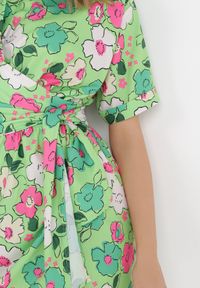 Born2be - Zielona Sukienka Draketros. Kolor: zielony. Długość rękawa: krótki rękaw. Wzór: kolorowy, kwiaty. Typ sukienki: koszulowe, asymetryczne, kopertowe. Długość: mini #5