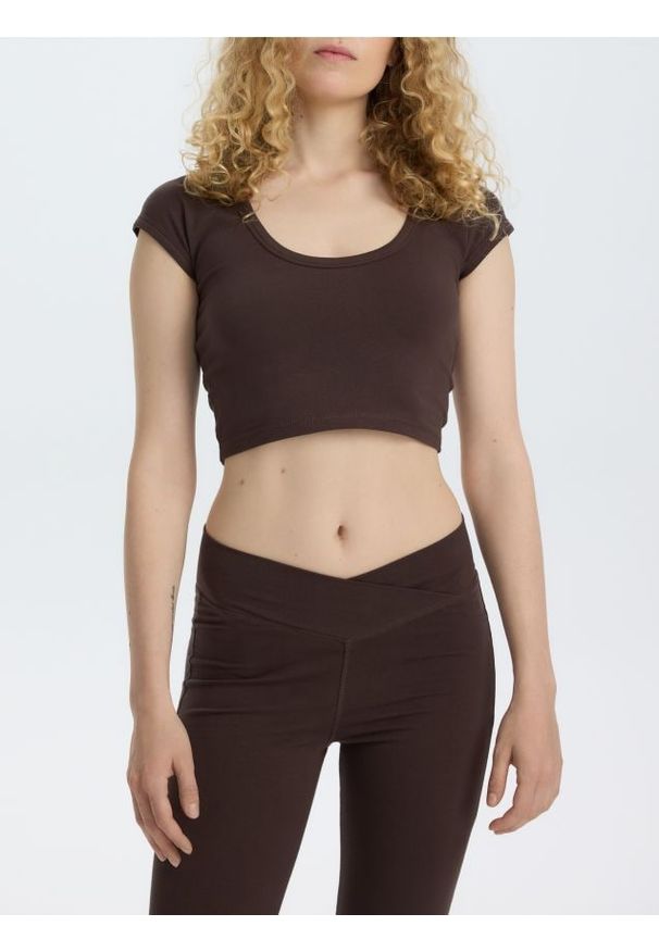 Reserved - Bawełniany crop top - ciemnobrązowy. Kolor: brązowy. Materiał: bawełna. Długość: krótkie