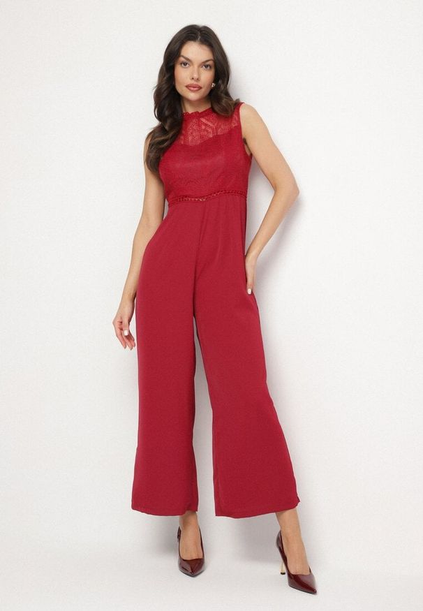 Born2be - Bordowy Kombinezon Bez Rękawów z Szeroką Nogawką i Siateczkowymi Zdobieniami Nalavie. Okazja: na imprezę, na co dzień. Kolor: czerwony. Materiał: skóra. Długość rękawa: bez rękawów. Wzór: aplikacja. Styl: casual, elegancki
