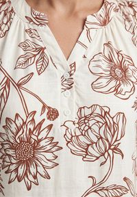 Born2be - Biało-Brązowa Sukienka z Wiskozy o Pudełkowym Kroju w Kwiatowy Print Reninca. Okazja: na co dzień. Kolekcja: plus size. Kolor: biały. Materiał: wiskoza. Wzór: nadruk, kwiaty. Sezon: lato. Typ sukienki: proste, dla puszystych. Styl: casual #7