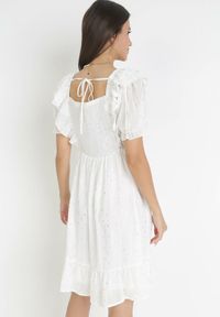 Born2be - Biała Sukienka Mini z Falbankami przy Rękawach i Gumką w Pasie Nevitta. Typ kołnierza: kołnierz z falbankami. Kolor: biały. Materiał: tkanina. Wzór: nadruk. Długość: mini #4