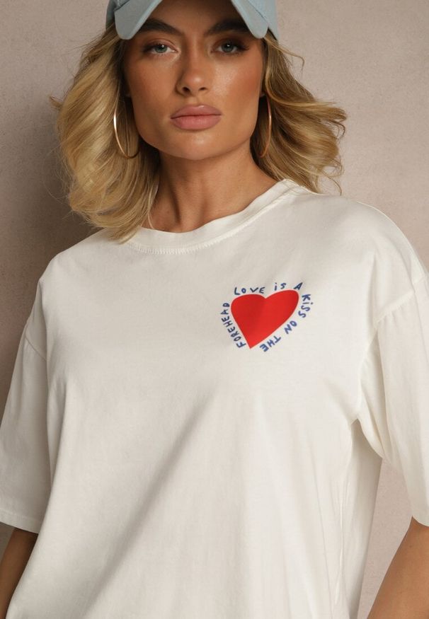 Renee - Jasnobeżowy T-shirt z Bawełny Ozdobiony Sercem Ranira. Okazja: na co dzień. Kolor: beżowy. Materiał: bawełna. Wzór: aplikacja. Styl: casual