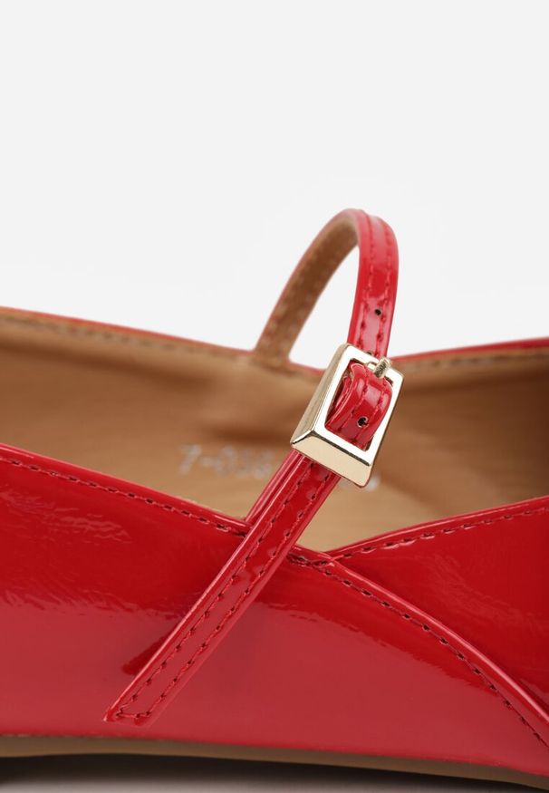 Renee - Czerwone Balerinki Mary Jane na Płaskiej Podeszwie z Paskami na Sprzączki Zinitia. Okazja: na co dzień. Zapięcie: pasek. Kolor: czerwony. Materiał: jeans. Obcas: na płaskiej podeszwie. Styl: casual, klasyczny, elegancki