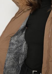 Born2be - Brązowa Taliowana Kurtka z Pikowanymi Przeszyciami i Kapturem z Futerkiem Olennea. Okazja: na co dzień, na spotkanie biznesowe, do pracy. Kolor: brązowy. Materiał: futro. Styl: biznesowy, casual, klasyczny #4