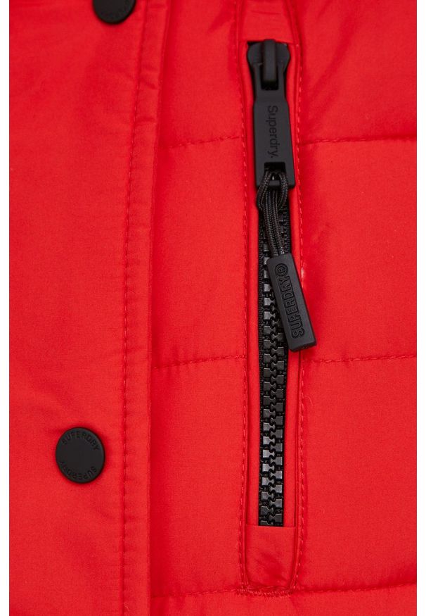Superdry Kurtka kolor czerwony przejściowa. Kolor: czerwony. Materiał: materiał