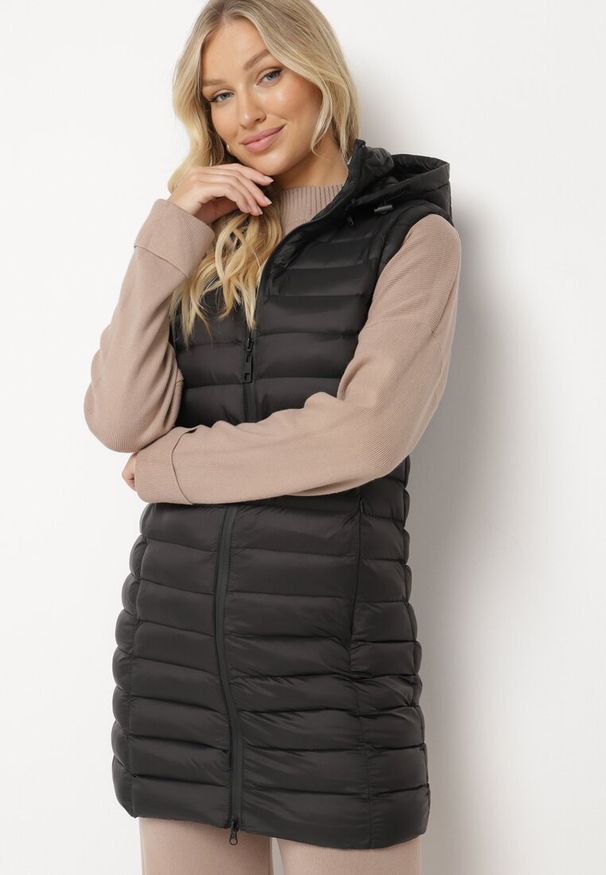 Born2be - Czarna Kamizelka Pikowana o Dłuższym Fasonie z Kapturem Vitilie. Okazja: na co dzień. Typ kołnierza: kaptur. Kolor: czarny. Materiał: jeans. Długość: długie. Styl: casual, elegancki